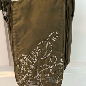North Face Crossbody bag. In an Olive color 
Pink interior